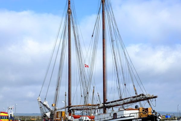 Amazone im Hafen